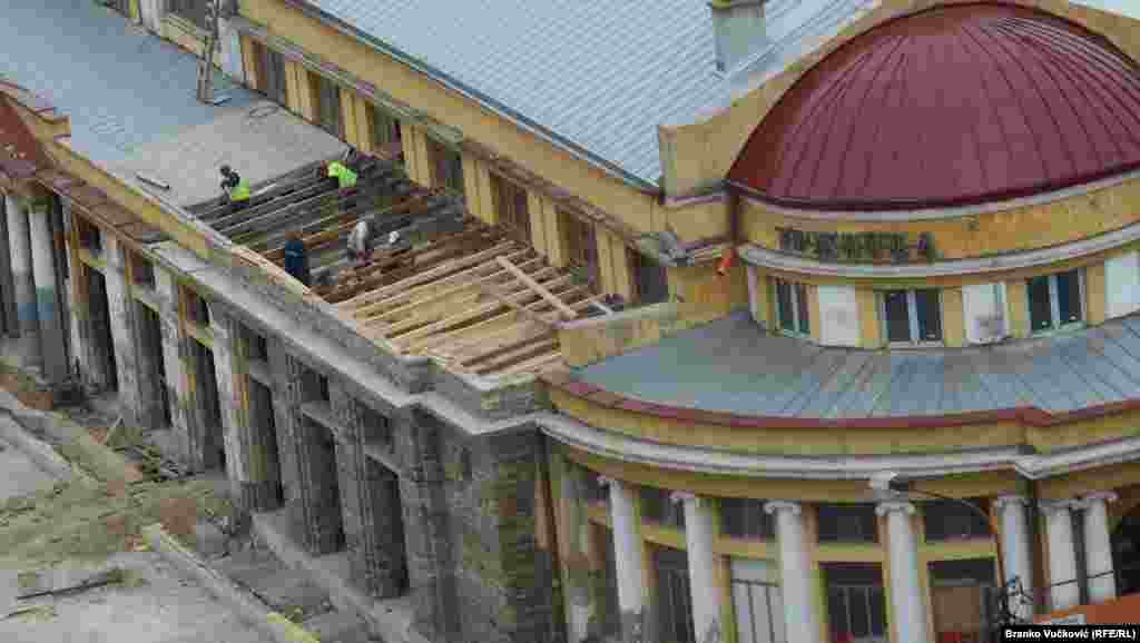 Rekonstrukcija je počela u maju 2020. godine, a svečanom početku radova prisustvovala je premijerka Vlade Republike Srbije, Ane Brnabić. Tada je saopšteno da će radovi biti gotovi za nešto više od 200 dana, odnosno najkasnije do kraja te godine. Daleke 1929. godine Gradska tržnica je izgrađena za tačno 100 dana, zbog čega su stigle prve zamerke u pogledu roka za završetak rekonstrukcije. Međutim, prvobitni rok je više puta prolongiran i odlagan, pa su se radovi sa planiranih 200 dana protegli na 1.200 dana, uz neizvesnost kada će projekat biti završen.