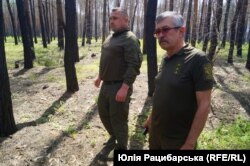 Сергій Олійник (ліворуч) оглядає збитки від військ РФ