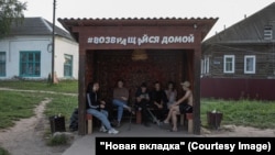 Остановка в селе Пежма. Галина Никулина вернулась в родную деревню из Екатеринбурга и оборудовала на этой остановке пространство для подростков. Фото: Юлия Невская