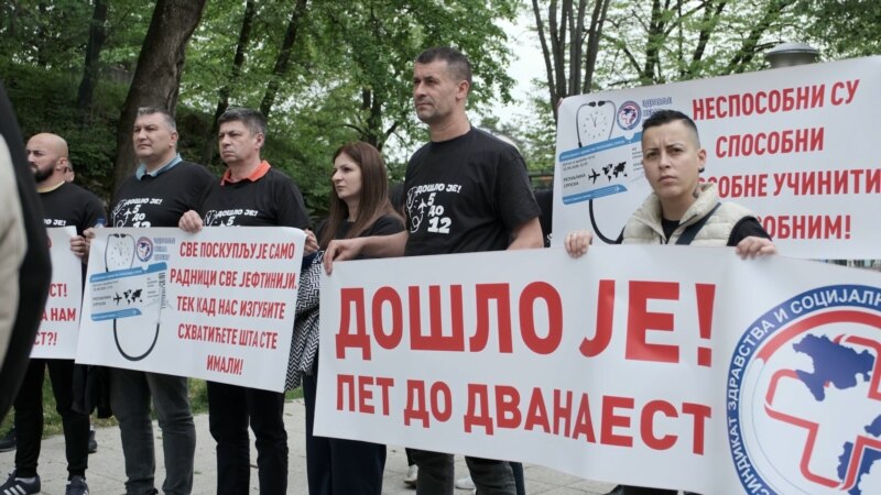 Veće plate i status službenog lica zatražili medicinski radnici sa protesta u Banjaluci