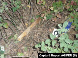 În câmp, nu departe de locul în care A1692 a deraiat, investigatorii au găsit un bidon cu lubrifiant și o bară metalică.