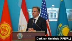 انتونی بلینکن وزیر خارجهٔ ایالات متحدهٔ امریکا حین حضور در یک کنفرانس خبری در قزاقستان
