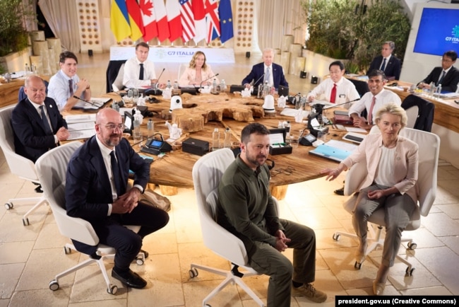 Президент Украины Владимир Зеленский также посетил один из серии саммитов G7 в Апулии на юге Италии.
