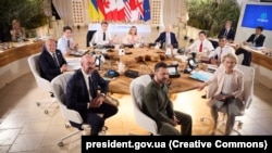 Президент Зеленський (на передньому плані) під час одного із засідань «Групи семи» в Італії, 13 червня 2024 року 