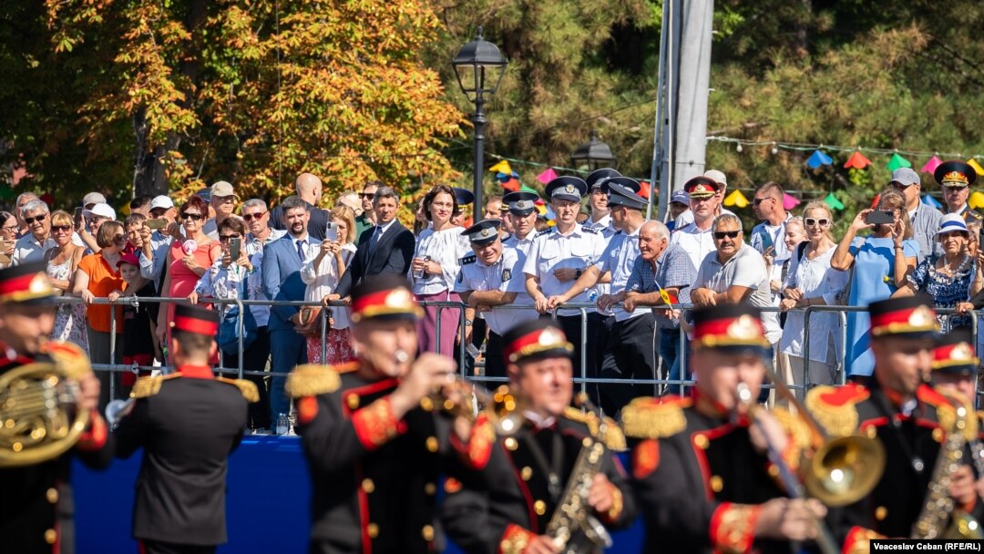Discursul șefei statului de Ziua Independenței a fost urmărit de sute de oficiali și oameni de rând adunați în Piața Marii Adunări Naționale pe o arșiță de peste 30 de grade.