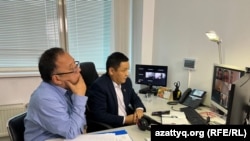 Адвокат Жангази Кунсеркін і шеф бюро казахської служби Радіо Свобода (Радіо Азаттик) Касим Аманжол під час судового онлайн-засідання у справі, жовтень 2023 року