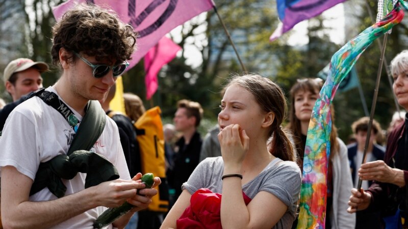 Климатската активистка Грета Тунберг приведена на протести во Хаг