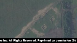 Руски артилерийски позиции североизточно от град Токмак на сателитна снимка от Planet.com