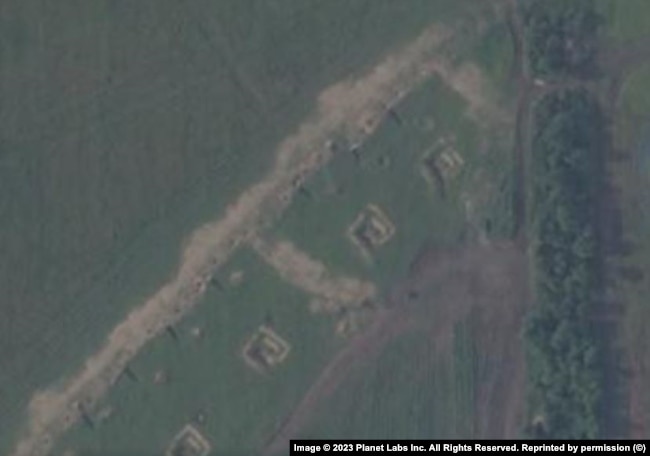 L'artiglieria russa si posiziona a nord-est della città di Tokmok su un'immagine satellitare di Planet.com