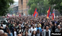 Protestatarii defilează prin Erevan cerând demisia prim-ministrului Nikol Pașinian pe 26 mai.