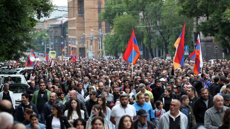 Приведени над 130 демонстранти во Ереван