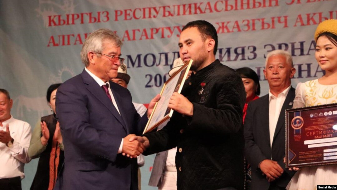 Казакстандык төкмө акын Муктар Ниязов жана мамлекеттик катчы Сүйүнбек Касмамбетов. Ош шаары, 31-август, 2023-ж.