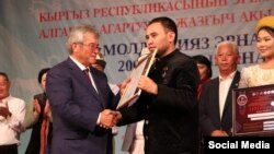 Казакстандык төкмө акын Муктар Ниязов жана мамлекеттик катчы Сүйүнбек Касмамбетов. Ош шаары, 31-август, 2023-ж.