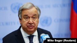 Foto arhiv, generalni sekretar Ujedinjenih nacija (UN) Antonio Gutereš (Guterres) tokom obraćanja novinarima ispred sedišta UN u Njujorku, 20. aprila 2023. 
