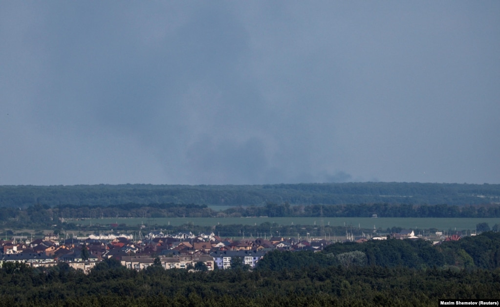 Il fumo sale sopra la città di Shebekino vista dalla città di Belgorod il 7 giugno.  Il giornalista russo Igor Iakovenko ha dichiarato a Current Time che il presidente russo Vladimir Putin "non ha il controllo della situazione nella regione di Belgorod".  Ha aggiunto che, sullo sfondo di un aumento delle azioni delle fazioni armate concorrenti, "stiamo parlando della comparsa di disordini in Russia".