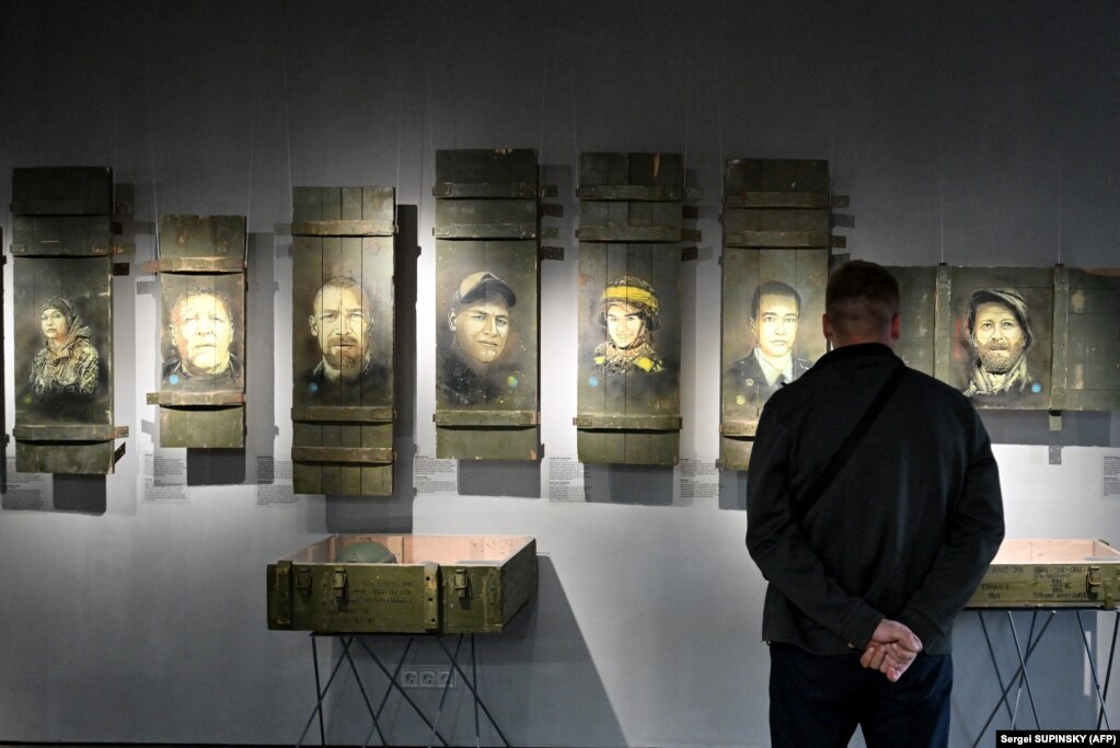 La mostra comprende video, installazioni, murales, oggetti personali dei soldati caduti e dei loro ritratti realizzati durante 18 mesi, durante i quali l'artista ha lavorato in Ucraina.