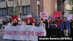 Qytetarët mbajnë një baner me mbishkrimin: "Siguri për vajzat dhe gratë", teksa marshojnë në Prishtinë të hënën më 15 prill, pas vrasjes së një 21-vjeçareje në Ferizaj ditë më parë.