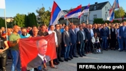 Сторонники лидера боснийских сербов Милорада Додика на митинге в Сараеве несут портрет Владимира Путина. 1 сентября 2023 года
