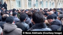 Ситуация у здания абхазского парламента, 26 декабря