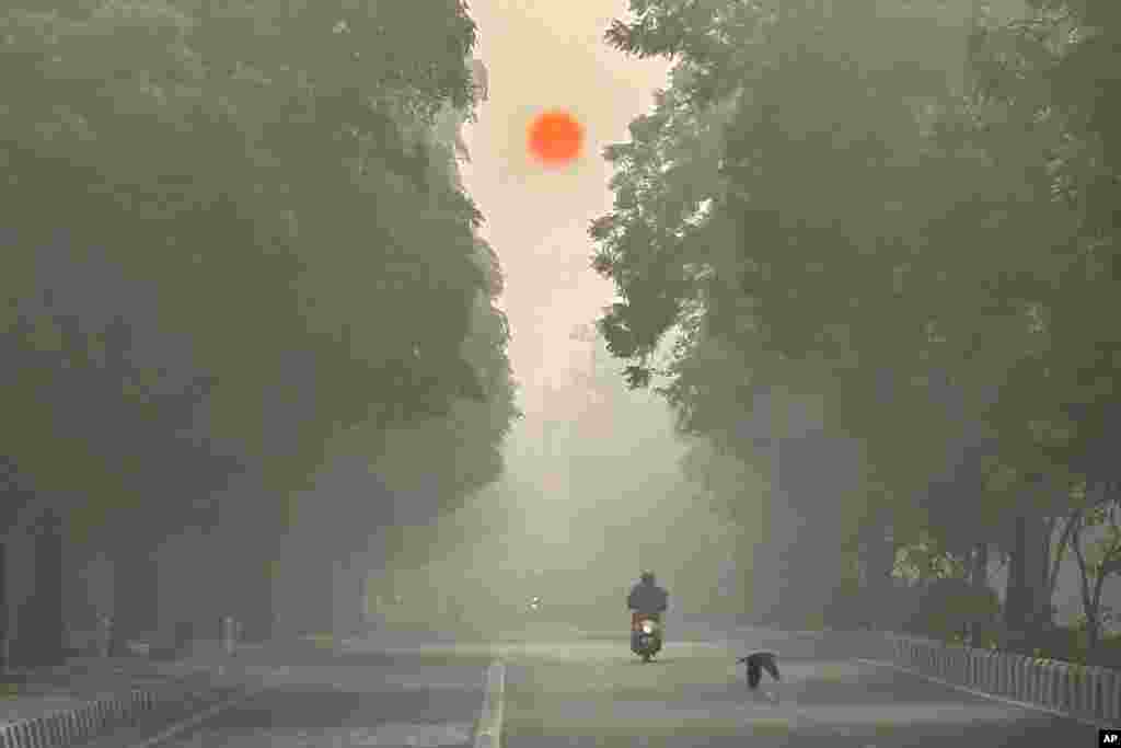 Indijska meteorološka služba je takođe pozvala građane da izbjegavaju izlaziti bez prijeke potrebe i da zaštite lice kada su napolju. na fotografiji: jutarnje sunce pokušava obasjati ulice New Delhija koje je prekrio gusti smog, 25. decembra 2023.