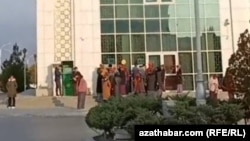 Bankomatlaryň öňünde duran raýatlar (Illýustrasiýa suraty)