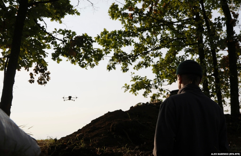 Një dron i vogël duke u nisur në një mision për mbledhjen e informatave, përgjatë vijës së frontit, në rajonin e Donjeckut. Teksa dronët e vegjël dhe ekonomikë mundësojnë kursime të konsiderueshme krahasuar me mjetet tradicionale ushtarake, përdorimi i këtyre dronëve pritet të evoluojë, teksa ata po luajnë një rol gjithnjë e më të rëndësishëm në luftën moderne.