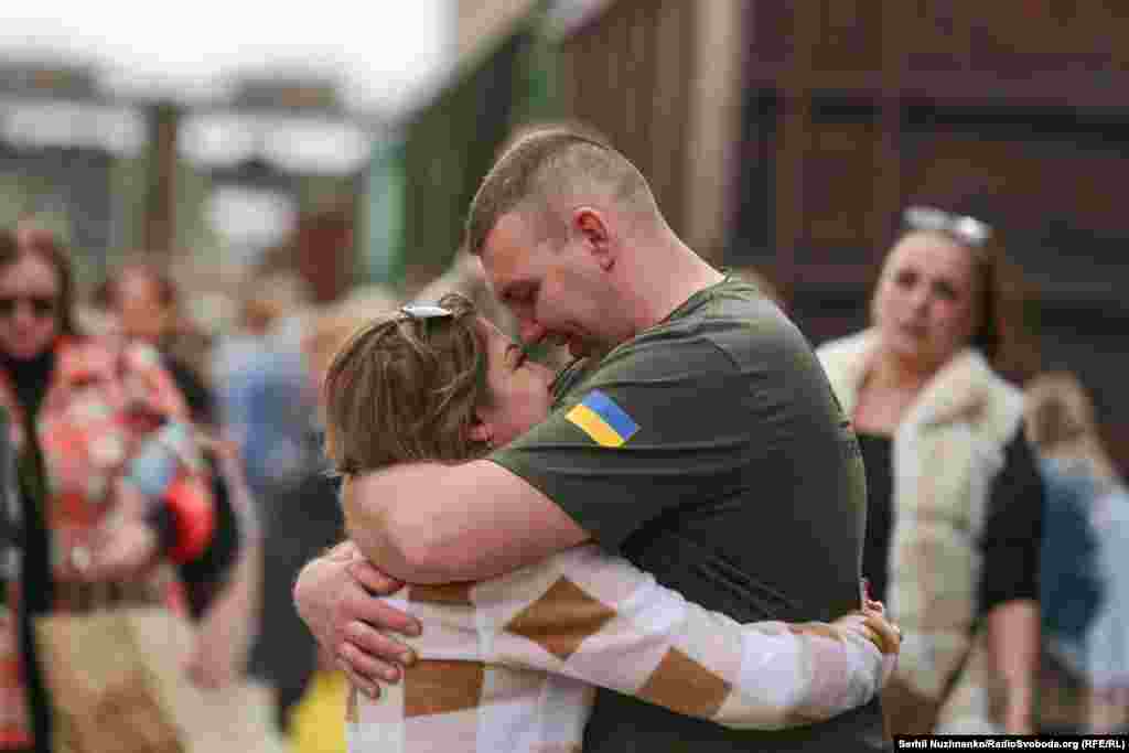 Kramatorsk, Ucraina, 21 aprilie. Un soldat ucrainean își îmbrățisează iubita în gara orașului din estul Ucrainei.
