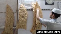 Tehranda bir çörək sexində sanqak çörəyinin hazırlanması.