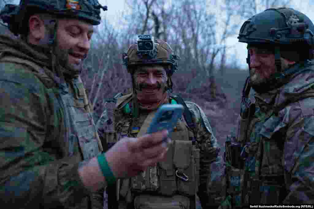 Поки дозволяє ситуація, Сергій показує відео з телефону, як згоріла його машина. &laquo;Музика грала до останнього&raquo;, &ndash; говорить він. Один із військових зазначає, що стопи теж горять, всі дружно сміються. Авто згоріло від замкнутої проводки