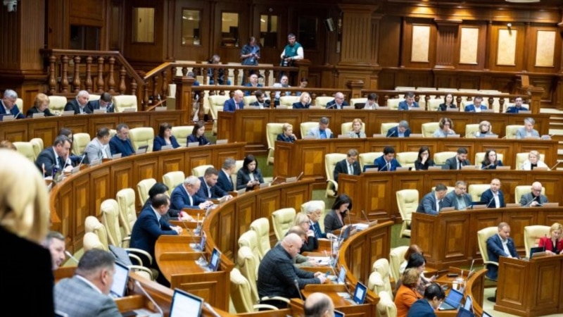 Proiectul de lege care oferă indemnizații copiilor de diplomați ar putea fi retras din Parlament