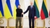Президент Литви Гітанас Науседа (п) із українським колегою Володимиром Зеленським, квітень 2024 року
