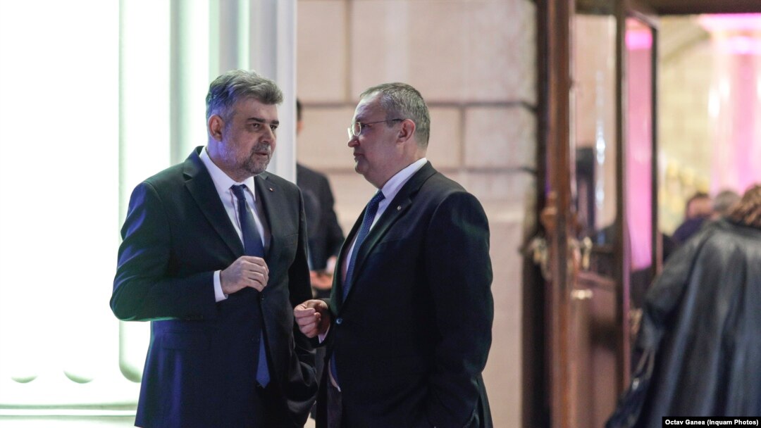 Liderul PSD, acum premier, Marcel Ciolacu (stânga) și fostul premier Nicolae Ciucă, acum președinte al Senatului și președinte al PNL.