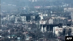 نمایی از ویرانه‌های برجای مانده در شهر «باخموت» که هم اکنون شاهد نبردهای سنگینی بین نیروهای اوکراین و روسیه است