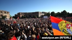 Zeci de mii de oameni s-au adunat în Piața Republicii din Erevan pe 9 mai.
