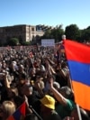 Kryepeshkopi armen udhëheq protestë masive kundër demarkacionit me Azerbajxhanin