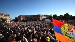 Protestatarii adunați pe 9 mai la Erevan au cerut demisia premierului Nikol Pașinian, acuzat de cedări teritoriale unilaterale către Azerbaidjan.