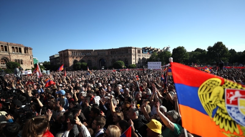 Desetine hiljada na protestu traže ostavku Pašinijana zbog sporazuma s Azerbejdžanom