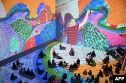  Посетители следят изложбата 