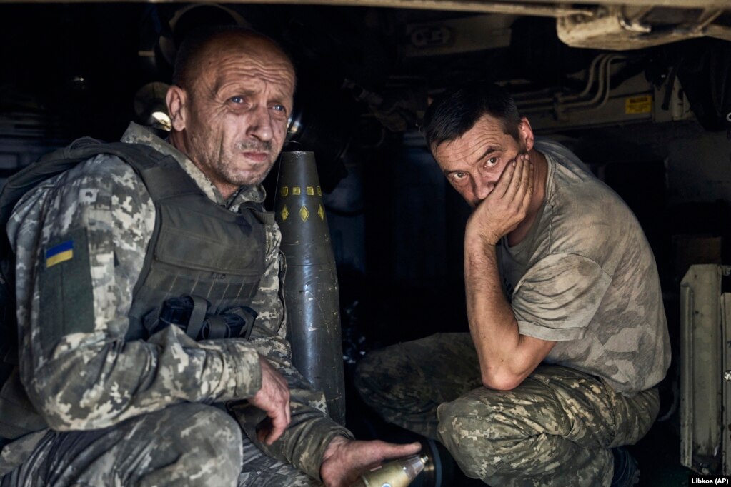 I soldati ucraini aspettano all'interno di un obice semovente.
