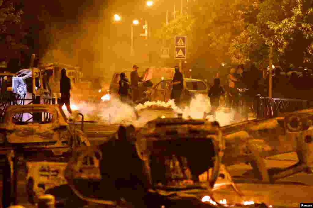 Demonstranti se sukobljavaju s policijom na protestima zbog smrti 17-godišnjaka kojeg je ubio francuski policajac tokom zaustavljanja u prometu, u Nanterreu, predgrađu Pariza, Francuska, 30.juna 2023.&nbsp;