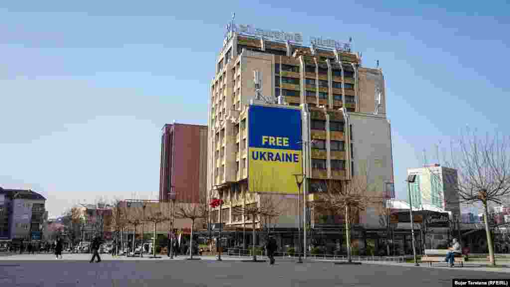 &quot;Liri për Ukrainën&quot; është mbishkrimi i shpalosur në qendër të Prishtinës të premten në mëngjes.