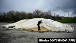 Bolgár gazdálkodó eladatlan kukoricájával Rusze mellett 2023. március 29-én