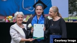 Alexandra Toma și două dintre profesoarele ei, la festivitatea de absolvire din 2023.