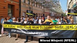 Protest novinara i aktivista 18. jula, u Banjaluci, uoči početka sjednice Skupštine Republike Srpske, na čijem dnevnom redu je bila kriminalizacija klevete.