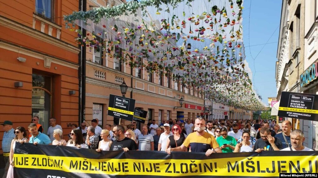 Protest novinara i aktivista u Banjaluci protiv Zakona o kriminalizaciji klevete