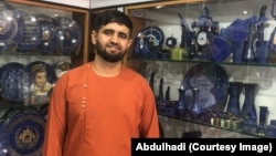 عبد الهادي له اتلس کلنۍ د سپینو زرو یا نقرې څخه د بېلابېلو ګاڼو په جوړولو بوخت دی. 