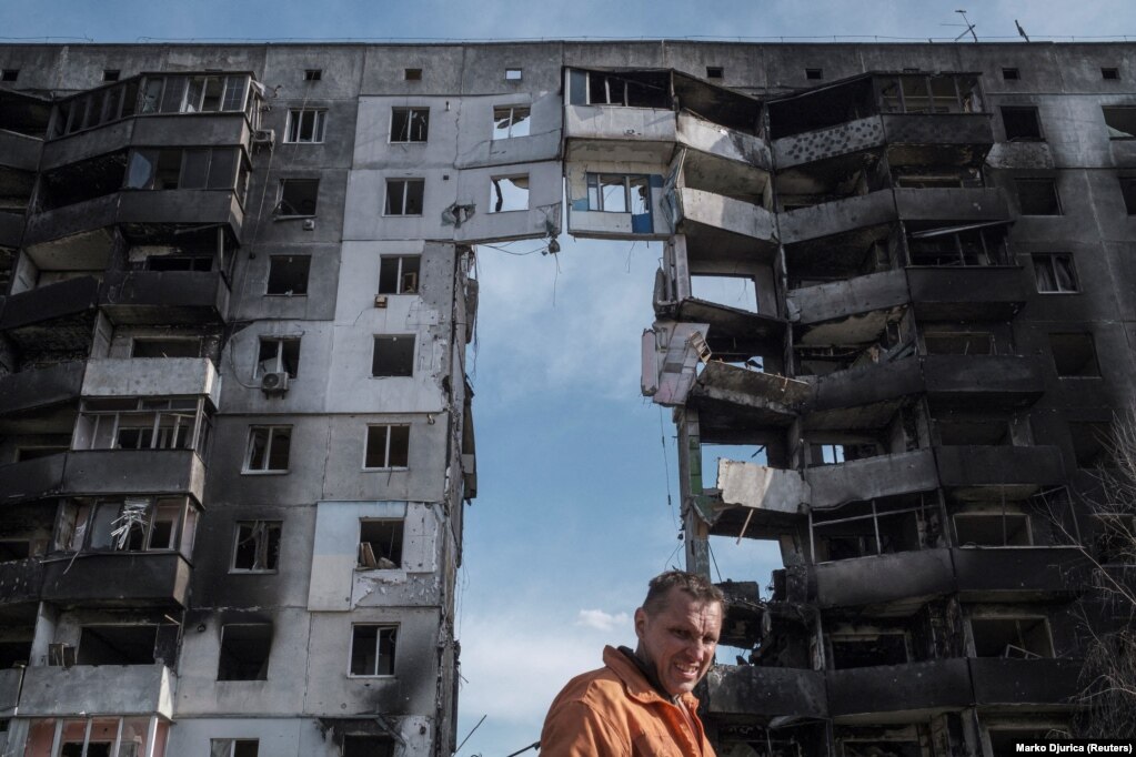 7 aprile 2022, Borodyanka, regione di Kiev: pulizia dopo il disastro.