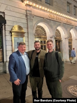 Ігор Бандура (ліворуч), Марк Сергієв та Антон Сергієв у Вашингтоні