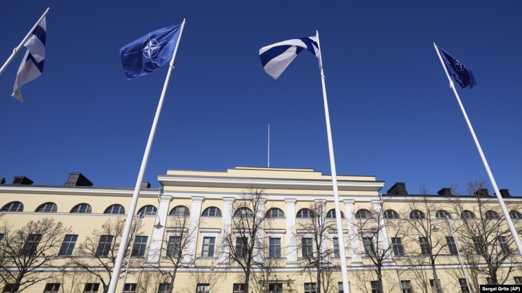 Флаги НАТО и Финляндии над зданием МВД в Хельсинки, 4 апреля 2023 года