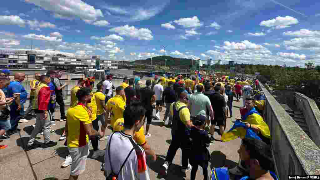 Mulțimea de suporteri români s-a îndreptat spre&nbsp;Allianz Arena din Munchen, cu câteva ore înainte de începutul partidei dintre România și Ucraina.
